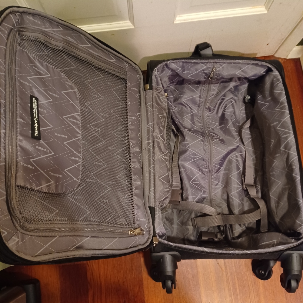 Travelpro 22" Spinner carryon